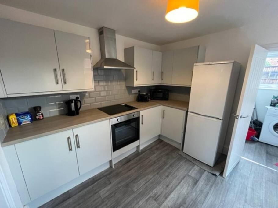 Amazing 8 Person 4 Bedroom And 2 Bathroom Mega House! Kingston upon Hull Kültér fotó