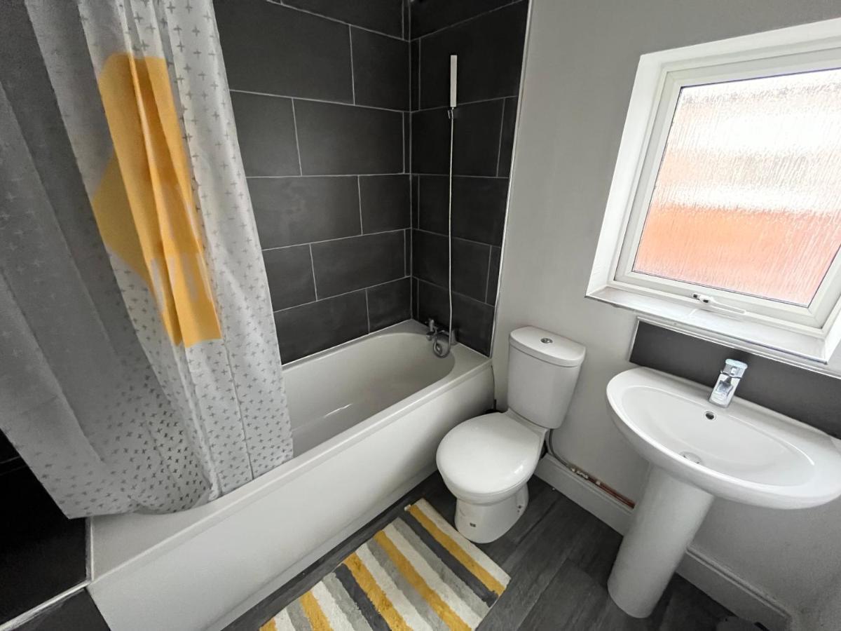 Amazing 8 Person 4 Bedroom And 2 Bathroom Mega House! Kingston upon Hull Kültér fotó
