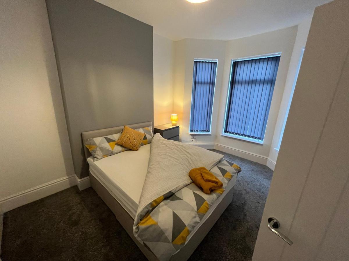 Amazing 8 Person 4 Bedroom And 2 Bathroom Mega House! Kingston upon Hull Kültér fotó